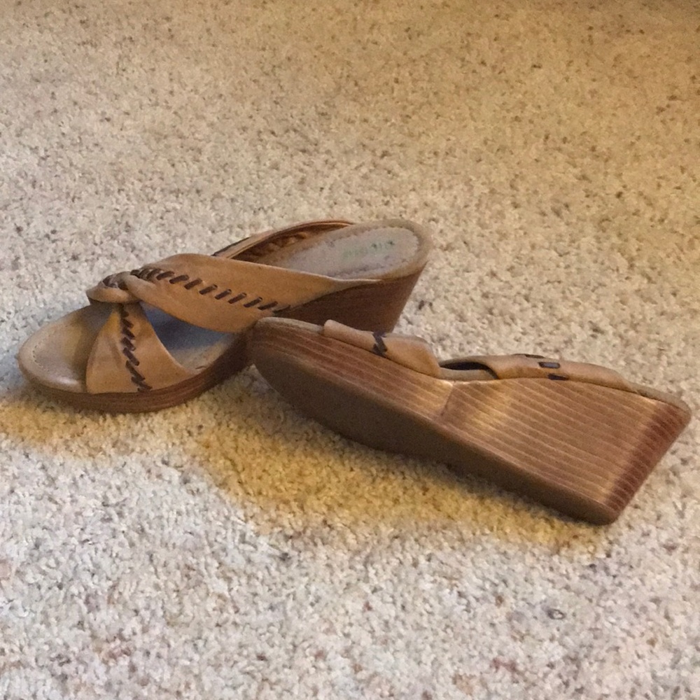 Nicole wedges